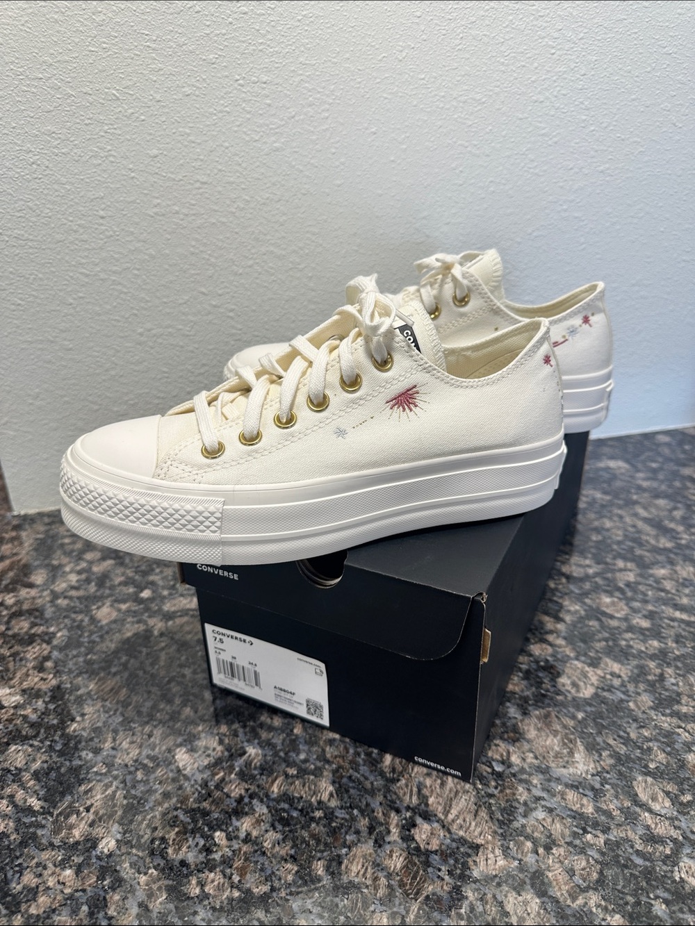 NIB Converse Chuck Taylor All Star Low Top Lifts with Starburst Stitching 7.5